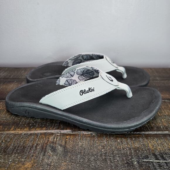 NEW OluKai Ohana Mens Size 8 Slip On Flip Flops Beach Sandals Foam Gray Black - Picture 1 of 11